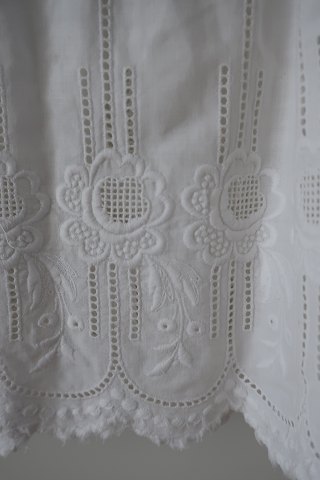 Skirt
An old with good details made by hand
The antique, Danish linen and fustian is our speciality