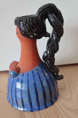 Eine schöne Kerzenhalter
Uniks 
Keramik von Hildegon, die berühmte Keramikerin aus der Insel, Als, in 
Südjütland
H:18cm
Eingeritzt: Hildegon Als   (73?/78?)
In sehr gutem Stande
Die Keramik der Hildegon ist sehr begehrt