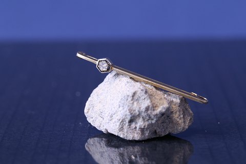 Beautiful gold brooch in 14 carat gold with inlaid hexagonal brilliant. Stamped WG 585.
