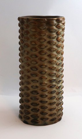 Royal Copenhagen. Aksel Salto. Cylindrisk stentøjsvase med i knoppet stil. Højde 
21 cm.