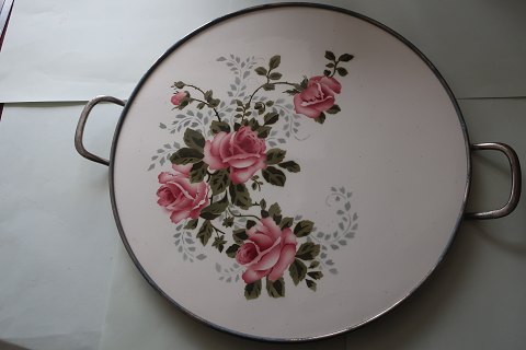 Eine antike Platte aus Porzallan gemacht
Mit einem Rand aus Nickel + 2 Füsse + 2 Haltegriffe
Aus die Jahren wo alle Sachen, die gemacht waren. hatte ein Zweck
Geben Sie Ihre Kuchen ein extra exklusives einen Hub
Diam: 30cm
In gutem Zustand
