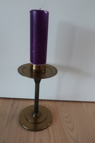 A beautiful unique candlestick, made in massive brass
Made by hand
Design: P. H. J., Copenhagen, Denmark
H: 23cm
Diam.: 14,5 cm
Weight: 1.469 gram
From the 1950