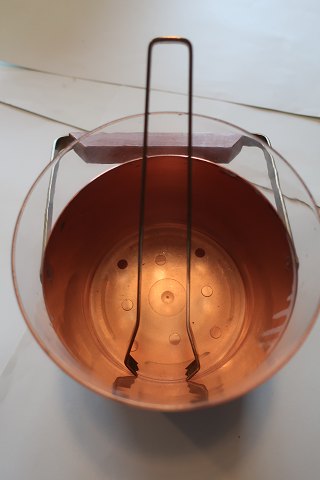 Ice box with the a tong belonging to the box
Copper and glass and a handle made of Brass and wood
H inkl. the glass: 10cm
H Copper: 7,5cm
Tong: 14,5cm
The weight of the box: 363 gram
From the 1960