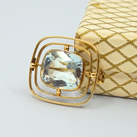 Hans Hansen; A brooch of 14k gold set with an aquamarin Hans Hansen; A brooch of 14k gold set with an aquamarin