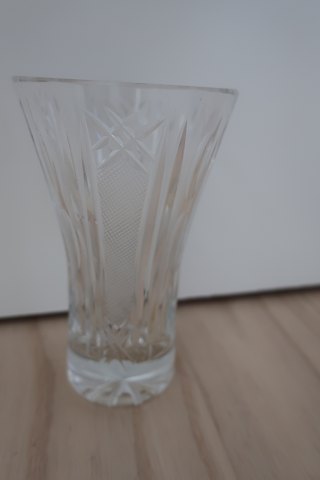 An old vase made of crystal glass
With beautiful decorations in the glass
Heavy
H: 15,5cm
In a very good condition