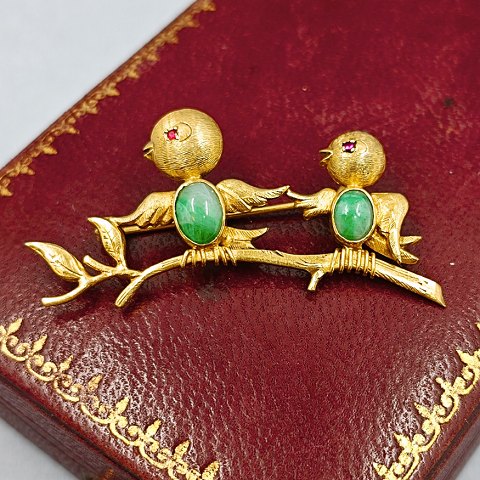 Broche med fugle i 14 kt. guld med jade og rubin Broche med fugle i 14 kt. guld med jade og rubin