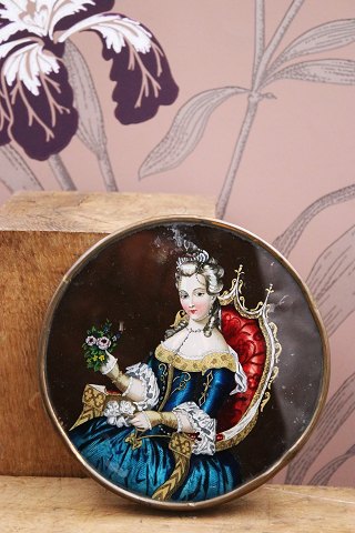 Decorative, French 19th century candy box made of cardboard with brass edges and 
glass on top... Decorative, French 19th century candy box made of cardboard with brass edges and 
glass on top...