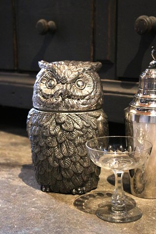 Delicious Italian ice bucket designed by Mauro Manetti in the shape of an owl, 
silver-plated tin from the 60s... Delicious Italian ice bucket designed by Mauro Manetti in the shape of an owl, 
silver-plated tin from the 60s...