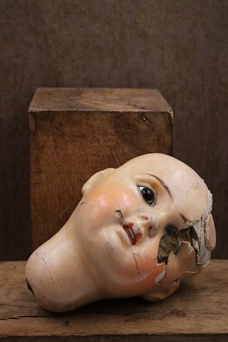 Old doll head in painted papier-mâché... Old doll head in painted papier-mâché...