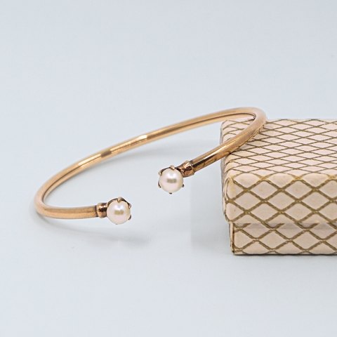 Bernhard Hertz; A bangle of 8k gold