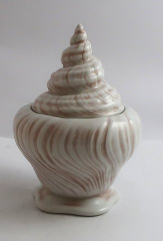 Royal Copenhagen. Pink Conch. Design Arje Griegst. Sugar bowl. Height 15.5 cm. 
Model 14174. (1 quality).