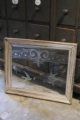 Decorative, 19th century glass with etched decorations with bird motifs in an 
original 19th century silver frame... Decorative, 19th century glass with etched decorations with bird motifs in an 
original 19th century silver frame...