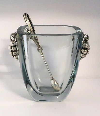 Dänisches Goldschmiedehandwerk (DGH). Holmegaard-Eiskübel mit Sterling-Griff in 
Form einer Weintraube. Höhe 15,5 cm. Breite 13 cm. Inklusive passender Eiszange 
aus Sterlingsilber.