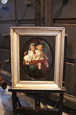 Decorative 19th century oil painting painted on wood with a motif of 2 children 
sitting on a chair... Decorative 19th century oil painting painted on wood with a motif of 2 children 
sitting on a chair...