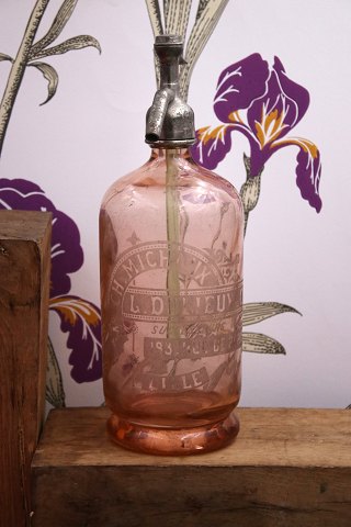 Decorative, beautiful old French glass siphon in pink color with etched writing 
- Lille/Paris...