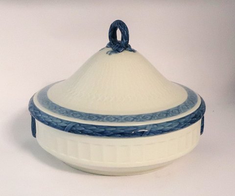 Royal Copenhagen. Blue Fan. Round dish with lid. Model 11503. Diameter 20.5 cm. 
Height 17 cm. (1 quality)