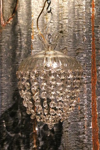 Old "bag" prism ceiling lamp with glass shade and chains with diamond cut clear 
glass prisms... Old "bag" prism ceiling lamp with glass shade and chains with diamond cut clear 
glass prisms...