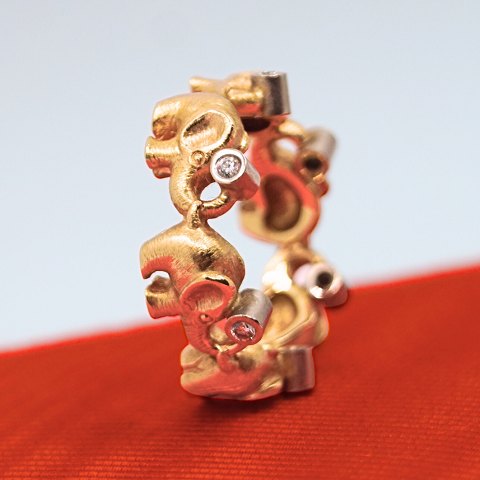 Ole Lynggaard; Ring of 14k gold, elephants with diamonds