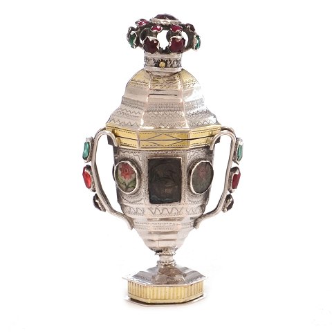 Riechdose aus Silber mit undeutlicher 
Meistermarke. Tondern um 1820. H: 10cm