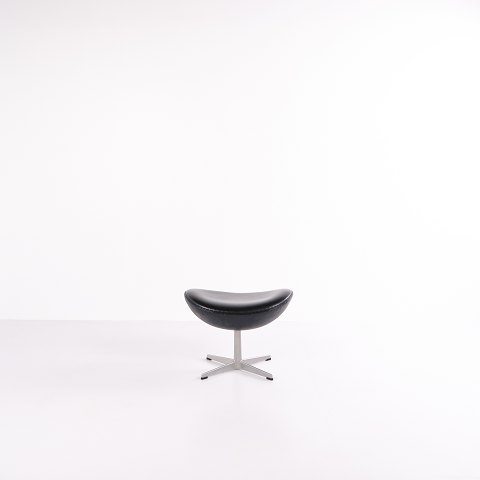 Egg Stool – Arne Jacobsen – Fritz Hansen – Black Elegance Leather – 2006
Great condition
