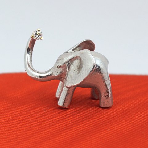 Ole Lynggaard; Big elefant clasp in 14k white gold, set with a diamond