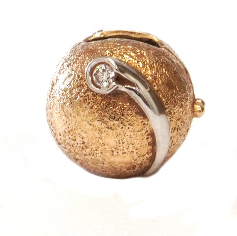 An Ole Lynggaard, Copenhagen, 14kt gold clasp with two diamonds. D: 14mm