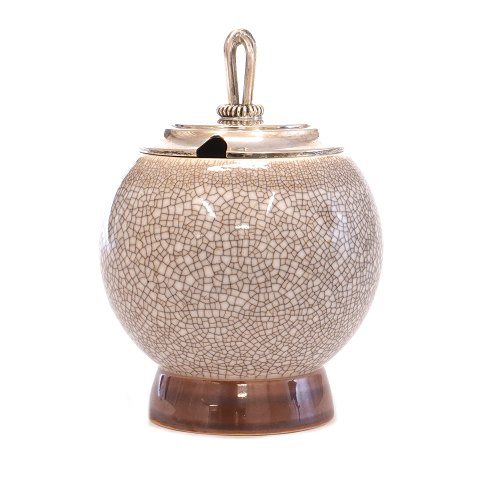 B&G marmeladekrukke i krakelé med sølvlåg af Hugo Grün, København, 1949. H: 13cm