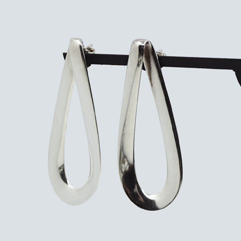 Regitze Overgaard for Georg Jensen; Infinity Øreringe i sølv, nr. 452