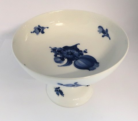 Royal Copenhagen. Blue flower. Cakebowl on foot. Model 8064. Height 15 cm. Diameter 21 cm. (1 quality)