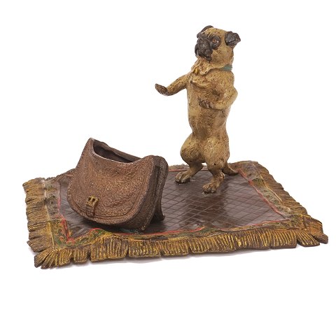 Large Vienna bronze with dog with a bag on a carpet. Marked. H: 12cm. Carpet: 19x15,5cm