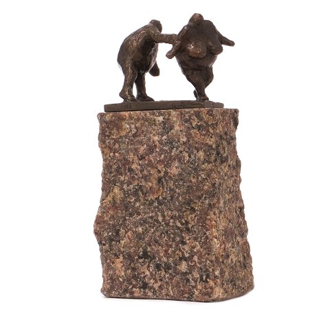 Keld Moseholm bronzeskulptur. Keld Moseholm, 1936-2023, skulptur i bronze forestillende mand og kvinde. Signeret Keld Moseholm, kunstnerens eget eksemplar 0/8. H inkl sokkel: 19,5cm. L: 8,5cm. B: 6cm