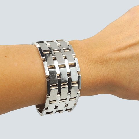 Anton Michelsen; Bredt blokarmbånd i sølv