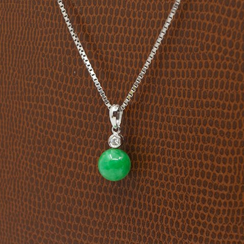 A necklace in 14k white gold set with diamond and jadeite