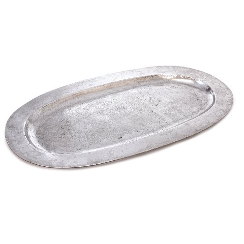 Tidligt og stort ovalt dyrerygsfad i tin udført af Friedrich Friedrich, København,  1747-1797, ca. år 1780. Mål: 77x43cm