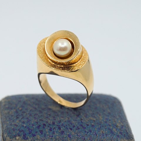 Ibsen & Weeke; Ring in 14k gold set with a pearl