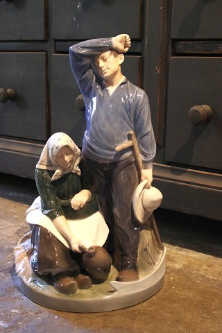 Large porcelain figurine from Royal Copenhagen of harvesters. H: 43cm. RC.1352. 1.sort...