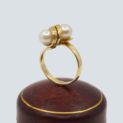 Erik Poul Fenster; Ring in 14k gold set with pearls