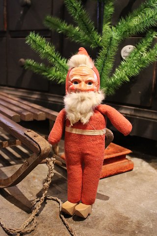 Old Santa Claus with body in straw - felt and face in painted papier-mâché/plaster and fine old patina...