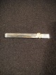 Tie pin with 
small gilded 
car.
 Silver 925s 
JV (HKH)
 Length: 6 cm
 Width: 5 mm