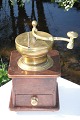 Coffee mill 
made of wood 
with brass. 
Height 32 cm. 
18 X 17 cm. 
Well 
functioning.
