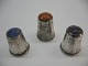 Fingerbøl i 
sølv med 
forskellige 
farvede glas i 
top fremstillet 
af danske 
sølvsmede ...