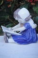 Bing & Grondahl 
porcelain 
figurine. 
Reading 
children no. 
1567. Height 
10cm. 3 15/16 
inches. 1. ...