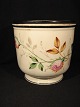 beautiful 
flower pot
 conceals. 
with Rosen 
livery.
 Height: 17 cm 
Width: 18 cm.
Anno.  ...