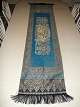 Beautiful silk 
tablecloth.
Silk with Gold 
Threads
Length: 210 cm 
Width: 48 cm
Dkk. 450,00