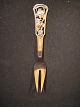 Roast Fork. 
Three tower 
silver Cohr 
grape. year. 
1940 Weight: 
76.9 g. Price 
$: 220, -