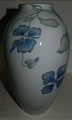 Art Nouveau 
vase with 
flower 
decoration and 
leaves in 
relief. Unknown 
porcelain 
manufacturer 
...