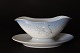 Small sauce 
boat fixed on 
dish no 565
Length 18 cm
Nice condition