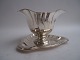 1 pair of new 
silver plated 
Napoleonshat 
sauce pitchers 
in plate, 
France approx. 
1920.