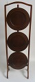 English 
cakestand in 
mahogany, o. 
1900, with 
three shelves 
and intarsia. 
H: 89 cm.
Great 
condition!