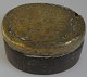 Baroque box, 
1700s. In oak 
with lid of 
brass with 
 floral 
decorations. H: 
5 cm. L .: 10 
cm. ...